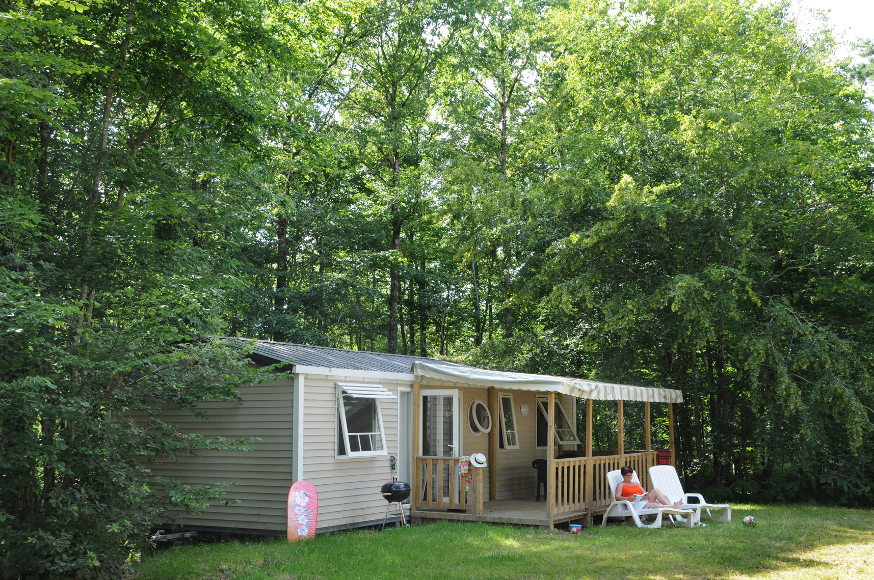 Vue sur une location de mobil home près de Tours au parc de Fierbois