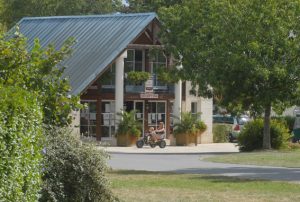 Bienvenue au Parc de Fierbois, camping 5 étoiles en Centre Val de Loire