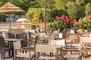 Camping Castel Parc De Fierbois : vue de la terrasse du Bar