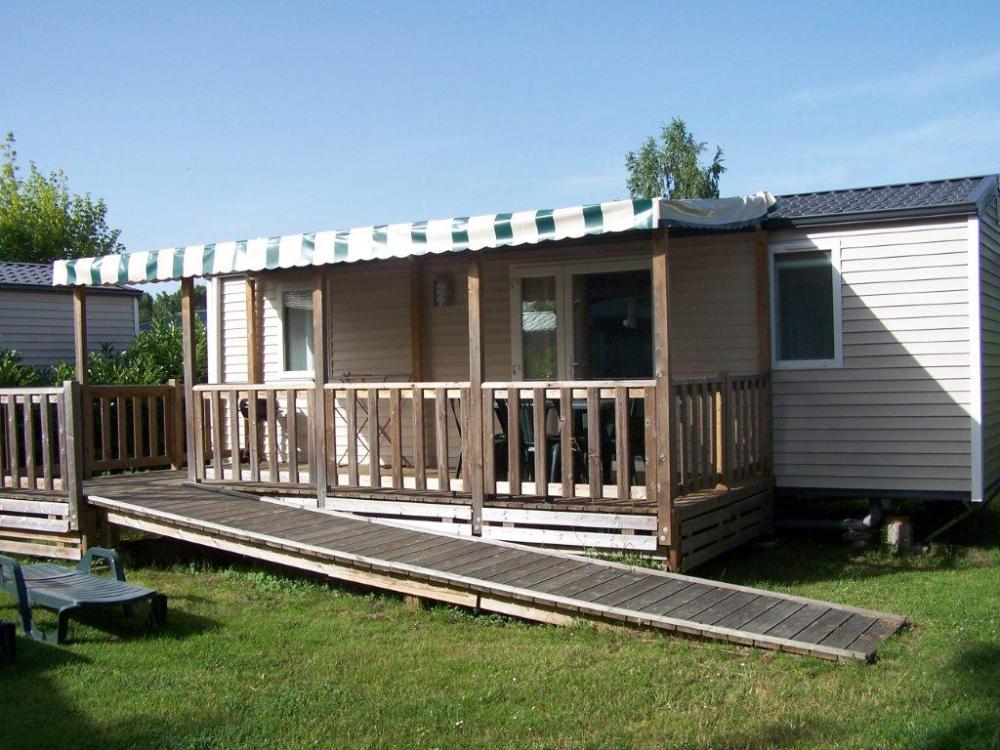 Vue sur une location de mobil home près de tours avec terrasse au parc de Fierbois