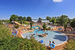 Wasserpark auf dem Campingplatz Touren mit Pool