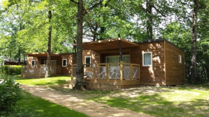 Vue d'un chalet en bois proche de Tours au Parc de Fierbois