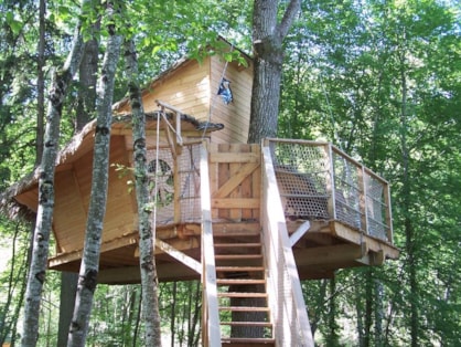 Cabane dans les arbres en Val de Loire en camping 5 étoiles Parc de Fierbois
