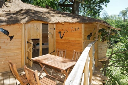 Terrasse d'une cabane pour une nuit insolite indre et loire au Parc de Fierbois