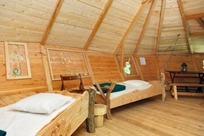 vue des lits enfants en cabane dans les arbres centre au Parc de Fierbois