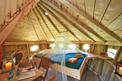 Chambre de la cabane dans les arbres tours au Parc de Fierbois