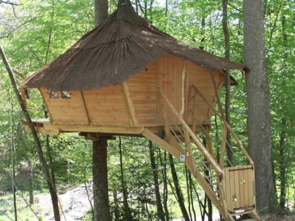 vue d'ensemble d'une cabane dans les arbres centre au Parc de Fierbois