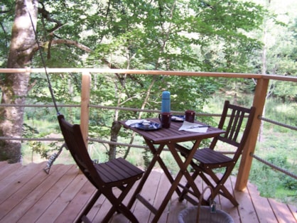 Cabane dans les arbres en région centre avec vue lac