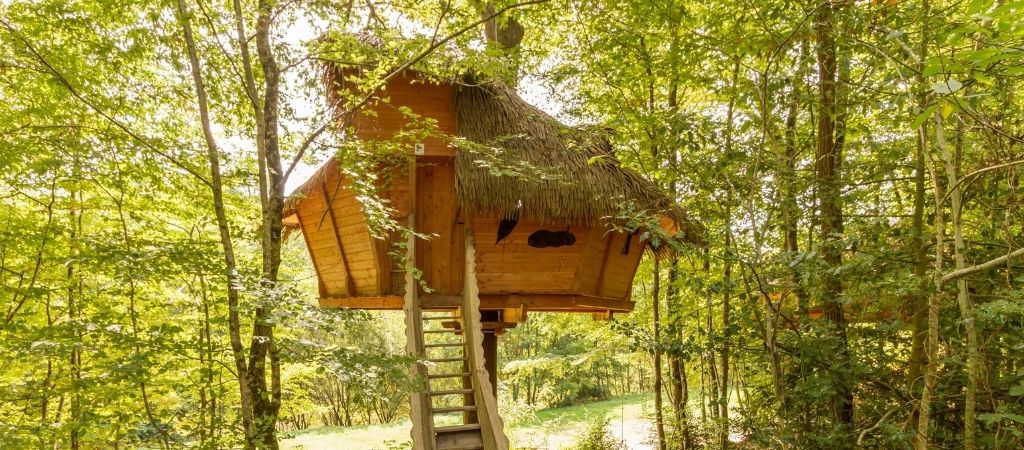 Vue extérieure d'une cabane dans les arbres dans le centre au Parc de Fierbois