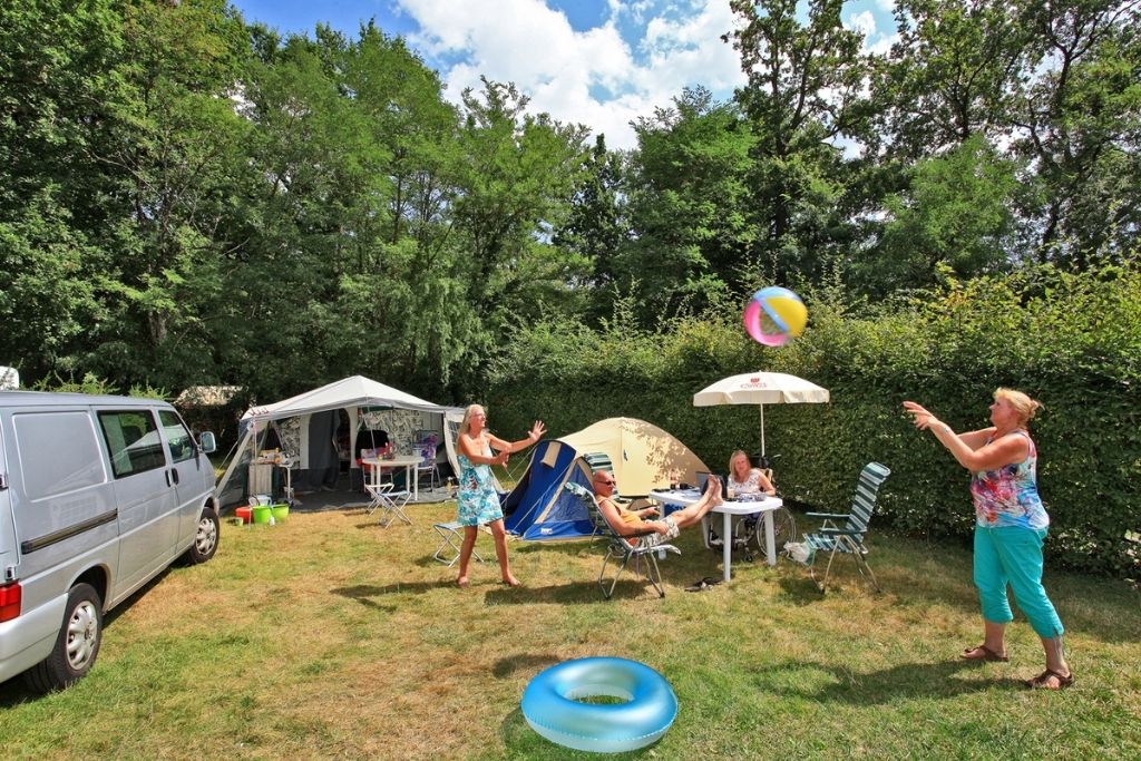 Parc De Fierbois Emplacements De Camping En Indre Et Loire, Personnes Jouant Au Ballon