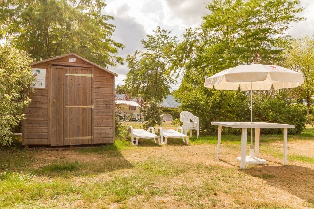 Emplacement premium de camping avec sanitaires privatifs au parc de Fierbois en Indre et Loire 