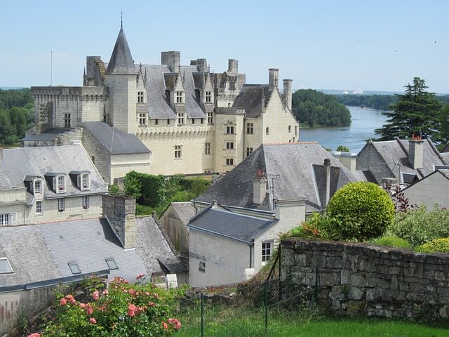 Dorf und Schloss Montsoreau im Loiretal in der Nähe des 5-Sterne-Campingplatzes Fierbois
