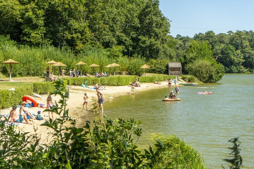 Parc De Fierbois : Plage lac du camping 5 étoiles en Val de Loire