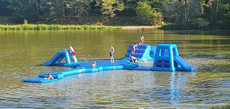 Camping Parc De Fierbois avec piscine : Jeux Lac