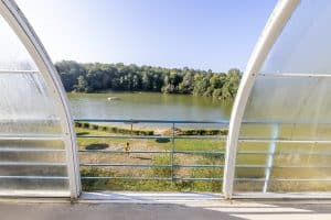 Parc De Fierbois : piscine couverte: vue sur le lac