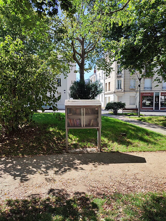 Parc De Fierbois : Tours Jardin Rene Boylesve Boite A Livres 02