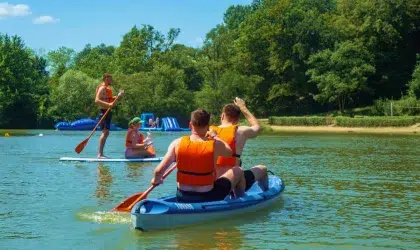 Canoë et paddle sur la rivière