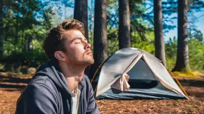 Planter sa tente 32 Campeur devant sa tente