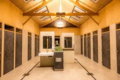 Planter sa tente 33 sanitaires